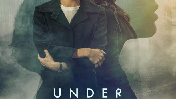Das Filmplakat für „Under the Bridge“ zeigt zwei Frauen vor einer verschwommenen Brücke.
