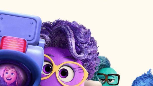 Figuren aus dem Film „Alles steht Kopf 2“ vor dem Schriftzug „Traum Studios“.