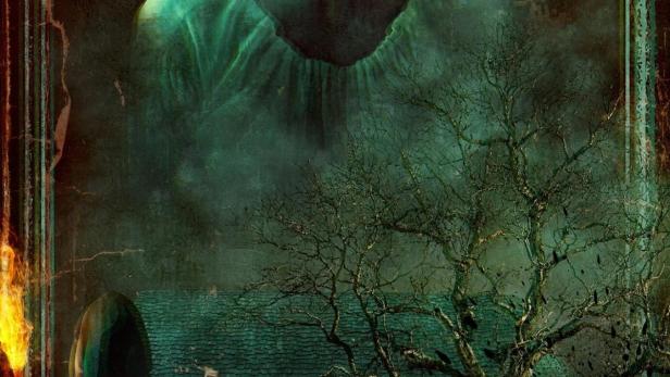 Das Filmplakat für „Fear Street Teil 3: 1666“ zeigt eine junge Frau und unheimliche Gestalten vor einem Haus.