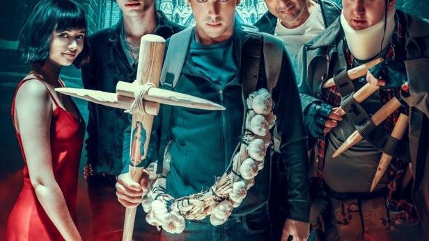 Das Filmplakat zu „Hollyblood“ zeigt eine Gruppe junger Vampirjäger vor einer gotischen Kathedrale.