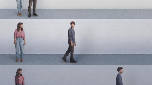 Das Filmplakat für „El tiempo que te doy“ zeigt ein Paar in verschiedenen Phasen ihrer Beziehung.