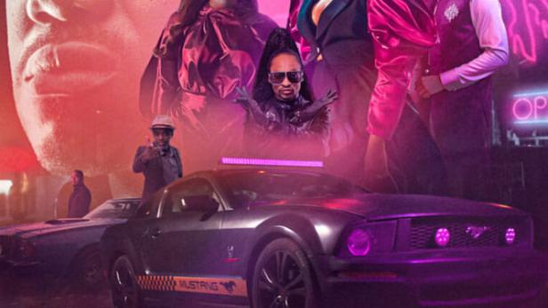 Das Filmplakat für „Blood Sisters“ zeigt mehrere Schauspieler und einen Ford Mustang vor einem violetten Hintergrund.