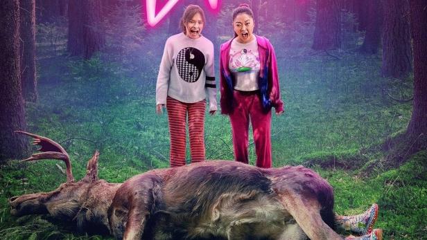 Das Filmplakat zu „Boo, Bitch“ zeigt zwei entsetzte junge Frauen vor einem toten Elch im Wald.