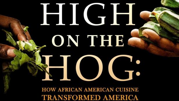 Das Filmplakat für „High on the Hog“ zeigt Hände, die Zutaten für Gerichte der afroamerikanischen Küche zubereiten.
