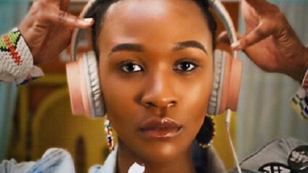 Das Filmplakat für „JIVA!“ zeigt eine junge Frau mit Kopfhörern.