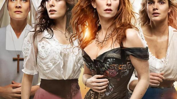 Das Filmplakat zu „Kämpferinnen“ zeigt vier Frauen in historischer Kleidung.