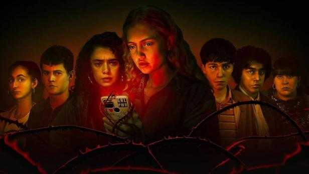 Das Filmplakat für „Red Rose“ zeigt eine Gruppe Teenager vor einem dunklen, roten Hintergrund.