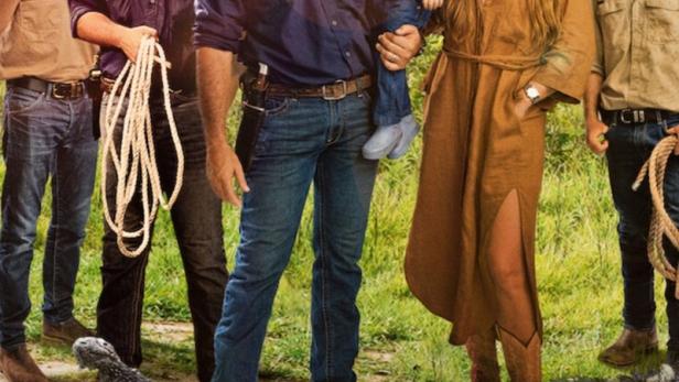 Das Filmplakat für „Wild Croc Territory“ zeigt eine Gruppe von Personen und ein Krokodil.