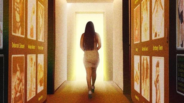 Das Poster für die Netflix-Dokumentarserie „El Portal: Die verborgene Geschichte der Zona Divas“ zeigt eine Frau in einem Flur mit Porträts.