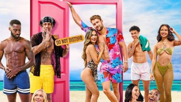 Das Werbeplakat für die Netflix-Dating-Show „Perfect Match“ zeigt eine Gruppe attraktiver Menschen am Strand.