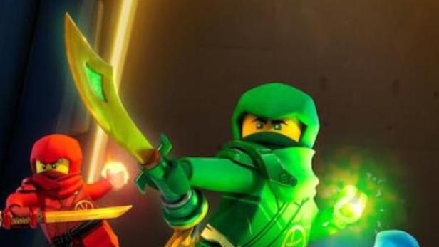 Das Poster für „LEGO Ninjago: Aufstieg der Drachen“ zeigt drei Ninjas in Aktion.