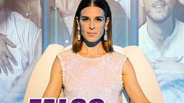 Eine Frau sitzt vor Bildschirmen mit Paaren in der Reality-Show „Falso Amor“.