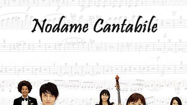 Das Ensemble des japanischen Films „Nodame Cantabile“ vor Notenblättern.