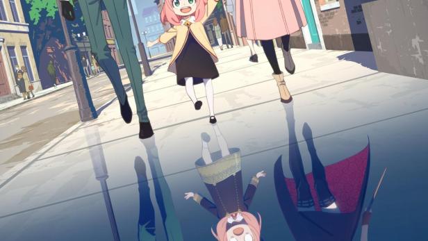 Die Familie Forger aus der Anime-Serie „Spy × Family“ geht in der Stadt spazieren.
