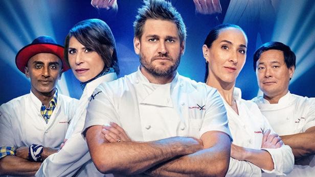 Das Poster für „Iron Chef: Quest for an Iron Legend“, eine Netflix-Kochshow, zeigt Köche und Juroren.