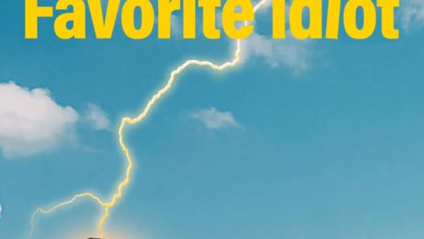 Das Filmplakat für „God's Favorite Idiot“ zeigt Melissa McCarthy und Ben Falcone vor einem Himmel mit Blitzen.