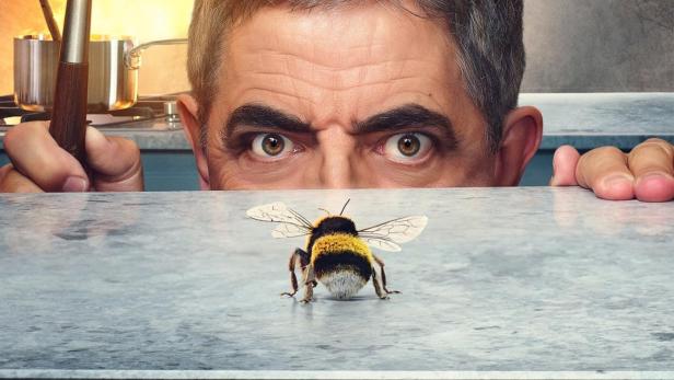 Das Filmplakat zu „Man vs Bee“ zeigt Rowan Atkinson und eine Biene in einer Küche.