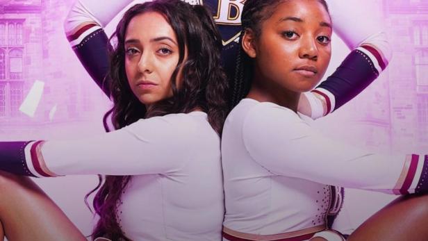 Drei Cheerleader posieren vor dem Hintergrund eines Schlosses für die Serie „Rebel Cheer Squad: A Get Even Series“.