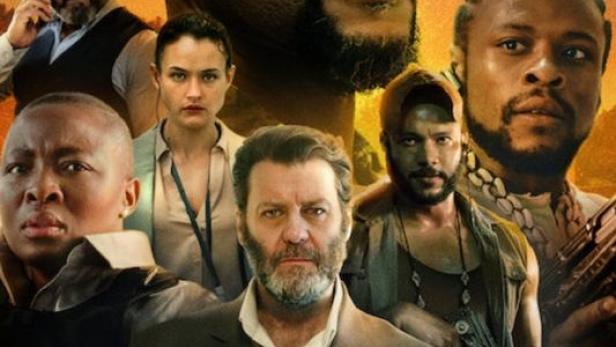 Das Filmplakat für „Justice Served“ zeigt eine Gruppe von Menschen vor einem orangefarbenen Hintergrund.