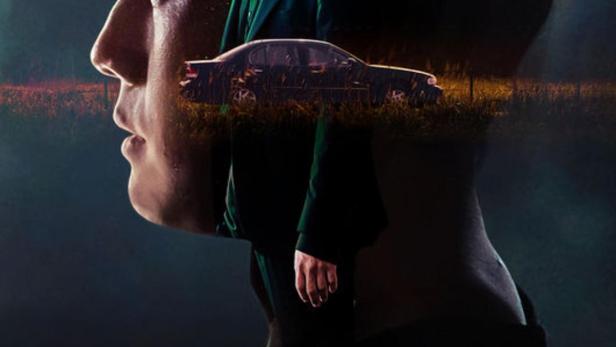 Das Filmplakat für „A Model Family“ zeigt zwei Männer und ein Auto in einer düsteren Szene.