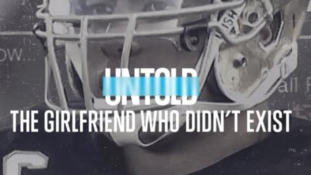 Ein Footballspieler der Notre Dame „Fighting Irish“ vor dem Hintergrund des Titels „Untold: The Girlfriend Who Didn't Exist“.