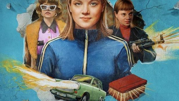 Das Poster für die Netflix-Serie „Kleo“ zeigt eine Agentin vor einem Wandbild mit Trabant und weiteren Elementen.