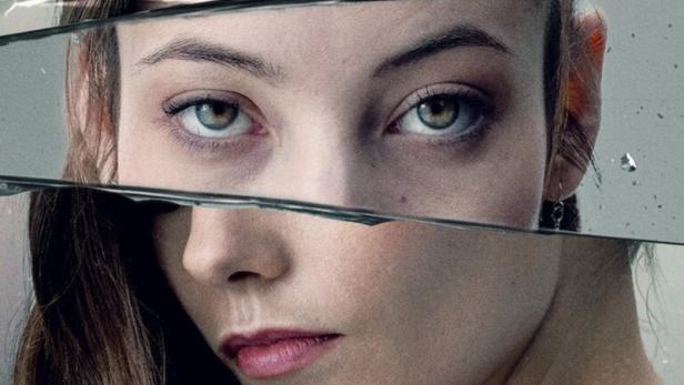 Das Poster für die Serie „Alma“ zeigt das Gesicht einer jungen Frau, teilweise durch Glasscherben verdeckt.