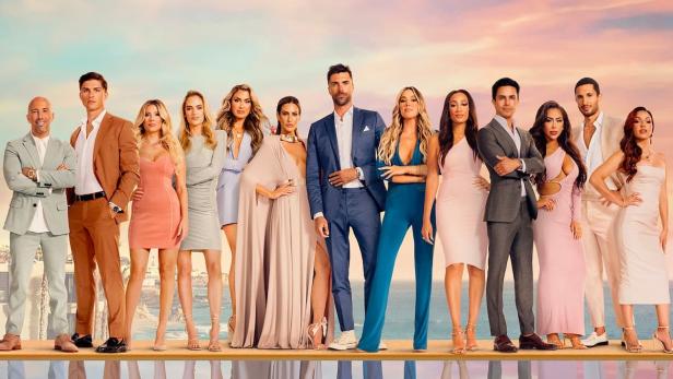 Das Ensemble der Netflix-Reality-Serie „Selling The OC“ posiert vor einem Sonnenuntergang.