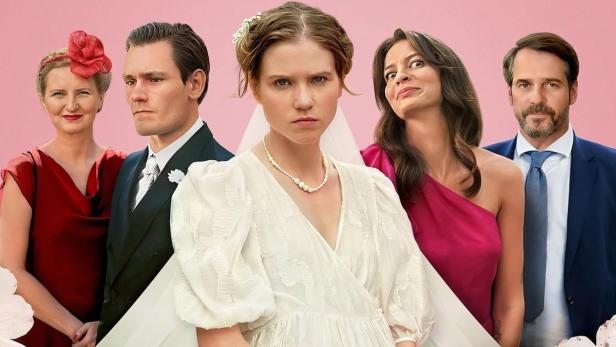 Das Filmplakat für „Gry Rodzinne“ zeigt eine Braut und ihre Familie vor einem rosa Hintergrund.