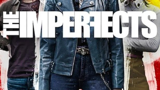 Das Filmplakat zu „The Imperfects“ zeigt drei junge Erwachsene vor einem roten Hintergrund.