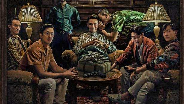 Das Filmplakat für die Netflix-Serie „Narcos-Saints“ zeigt eine Gruppe von Männern um einen Tisch mit Geld und einer Waffe.