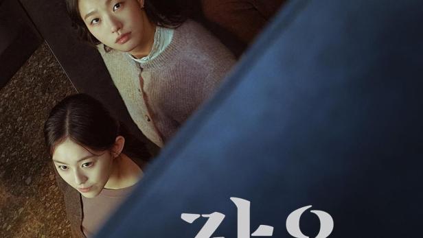 Drei junge Frauen blicken auf dem Poster für „Little Women“ nach oben.