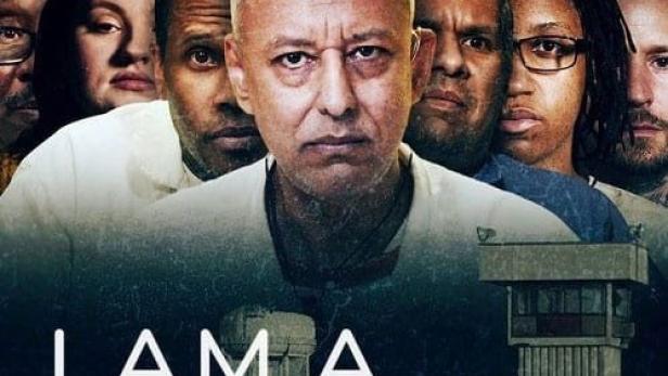 Das Filmplakat für „I Am A Stalker“ zeigt eine Gruppe von Personen vor einem Gefängnis.