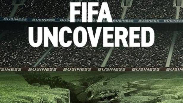 Das Cover von „FIFA Uncovered“ zeigt ein Fußballstadion und eine zerklüftete Landschaft.