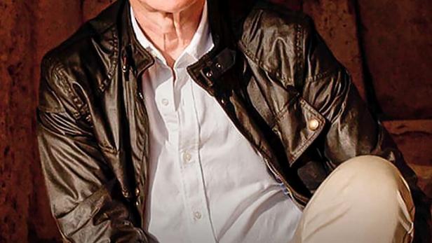 Graham Hancock vor einem Steinhintergrund für die Netflix-Serie „Ancient Apocalypse“.