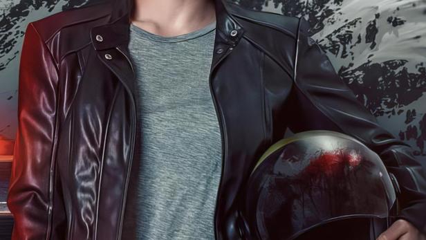 Eine Frau in Lederjacke hält einen Motorradhelm vor einer Bergkulisse.