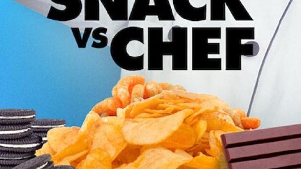 Ein Koch präsentiert Süßigkeiten und Chips unter dem Titel „Snack vs Chef“.