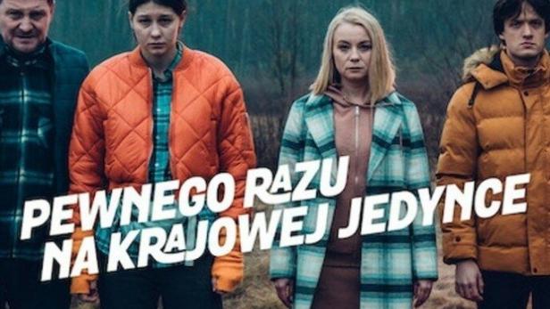 Vier Personen stehen vor einem Wald, im Vordergrund der Titel „Pewnego razu na krajowej jedynce“.