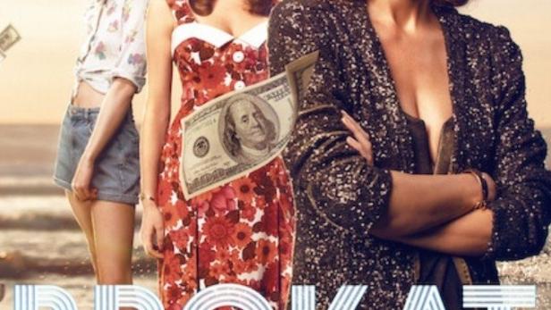 Drei Frauen stehen am Strand, umgeben von Geldscheinen, auf dem Poster für die Serie „Brokat“.