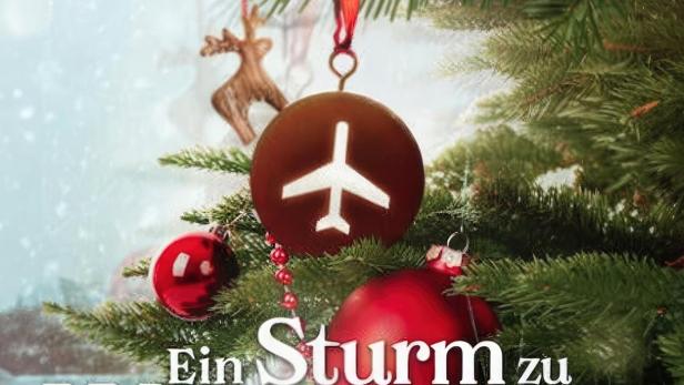 Ein Weihnachtsbaum mit roten Kugeln und einem Ornament mit Flugzeugsymbol.