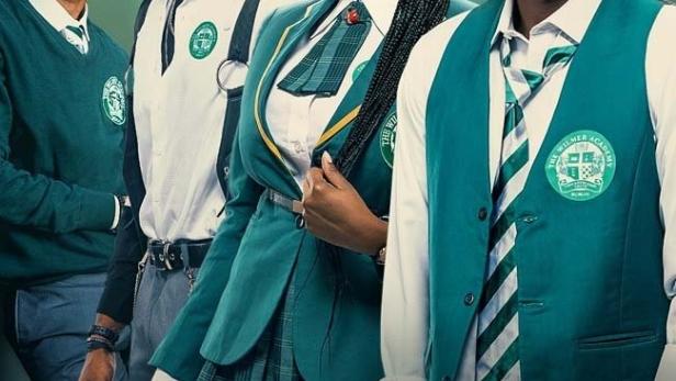 Das Poster für die Netflix-Serie „Far From Home“ zeigt vier nigerianische Schüler in Schuluniformen.