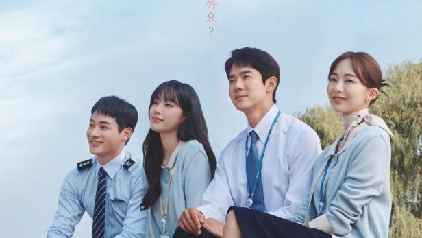 Das Poster für die koreanische Fernsehserie „Verständnis der Liebe“ zeigt vier Hauptdarsteller, die auf einer Bank sitzen.