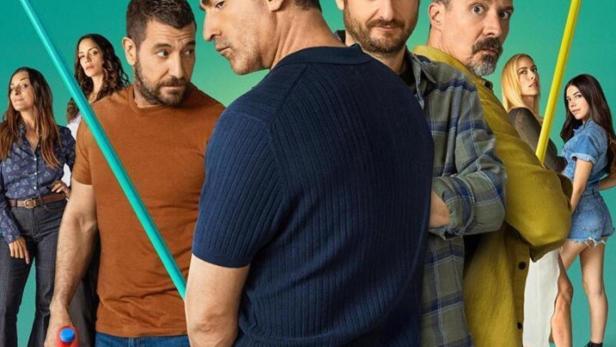 Das Filmplakat zu „Machos Alfa 3“ zeigt Männer und Frauen vor einem grünen Hintergrund.