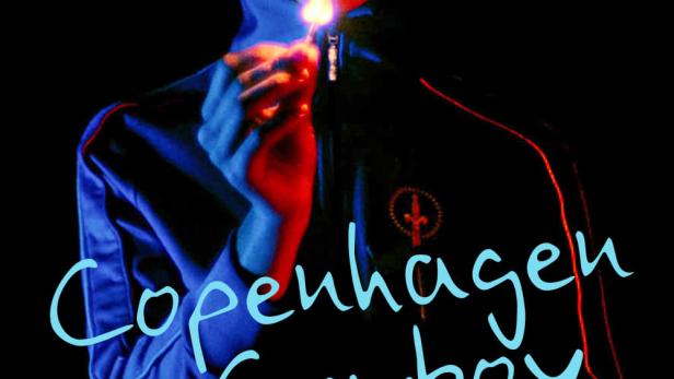 Eine Person, beleuchtet in blauem und rotem Licht, zündet ein Streichholz an; Schriftzug „Copenhagen Cowboy“.