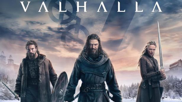 Das Filmplakat für „Vikings: Valhalla“ zeigt drei Krieger auf einem gefrorenen See.