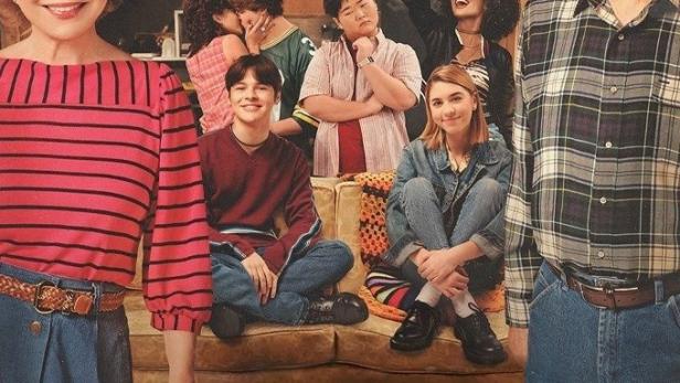 Das Ensemble der Fernsehserie „Die wilden Neunziger!“ posiert für ein Gruppenfoto.