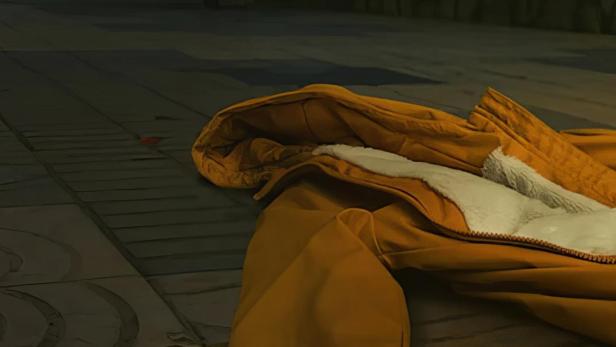 Das Filmplakat für „Das Mädchen im Schnee“ zeigt eine Jacke auf dem Boden.