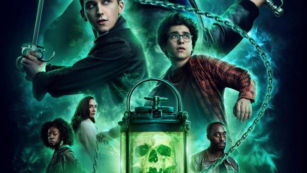 Das Poster für „Lockwood & Co.“ zeigt die jugendlichen Geisterjäger mit Degen vor einem Friedhof.