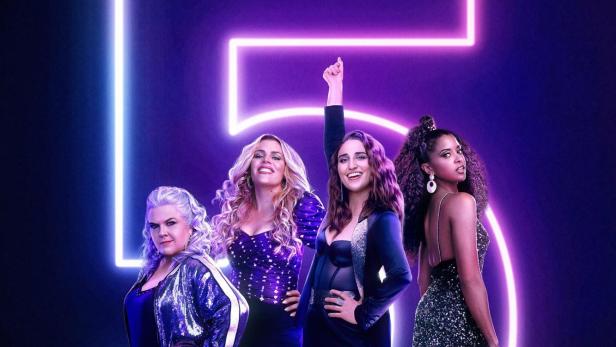 Das Poster für die Serie „Girls5eva“ zeigt die vier Hauptdarstellerinnen vor einem neonfarbenen Fünfer-Logo.