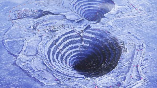 Ein Raumschiff fliegt über eine schneebedeckte Landschaft mit riesigen Kratern und einer Stadt im Hintergrund.